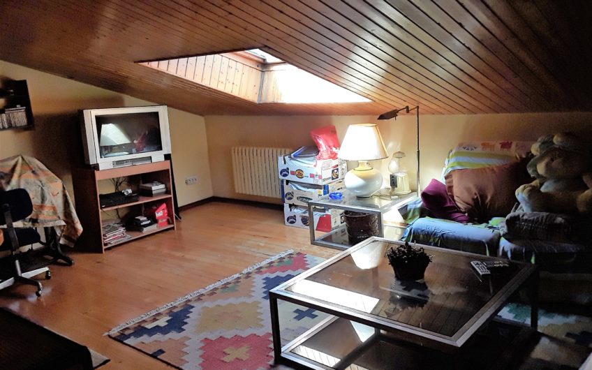 Chalet individual sobre  parcela 1148 m2 en urbanización El Montico.
