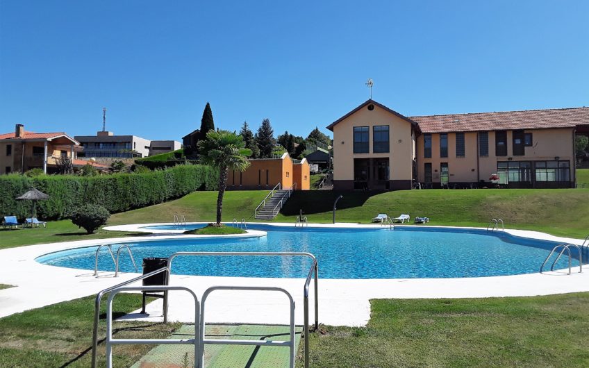 Chalet individual sobre  parcela 1148 m2 en urbanización El Montico.
