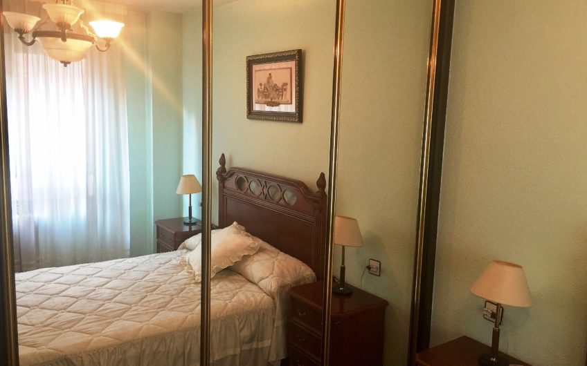 Apartamento amueblado con ascensor y garaje en calle Velasquita