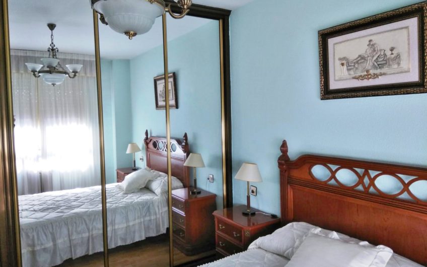 Apartamento amueblado con ascensor y garaje en calle Velasquita