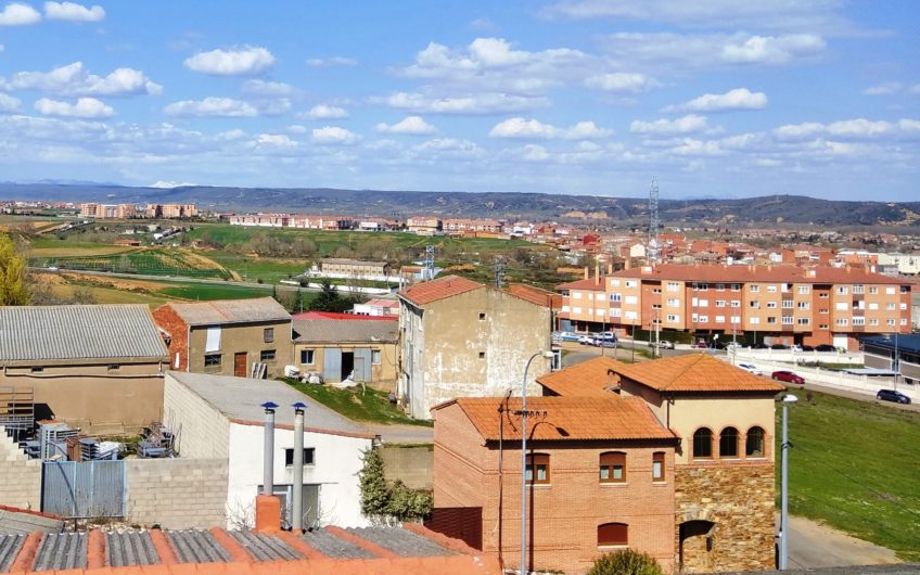 Gran piso al principio de Navatejera frente a los Hospitales