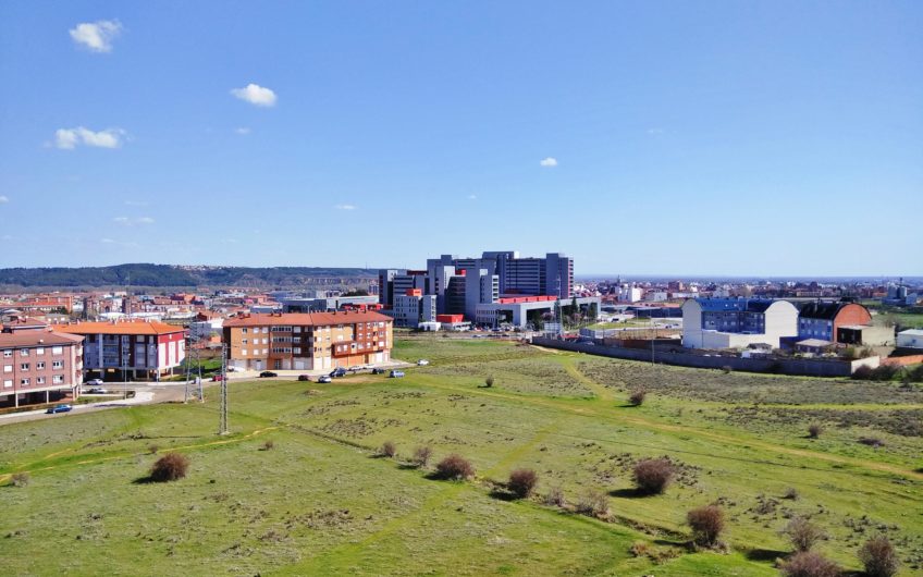 Gran piso al principio de Navatejera frente a los Hospitales