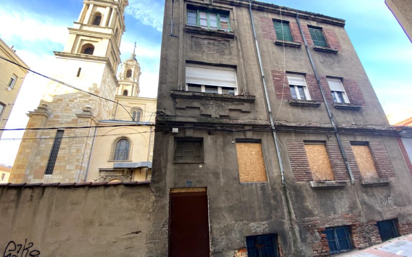 Edificio junto a la Avenida de Padre Isla