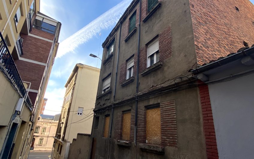 Edificio junto a la Avenida de Padre Isla