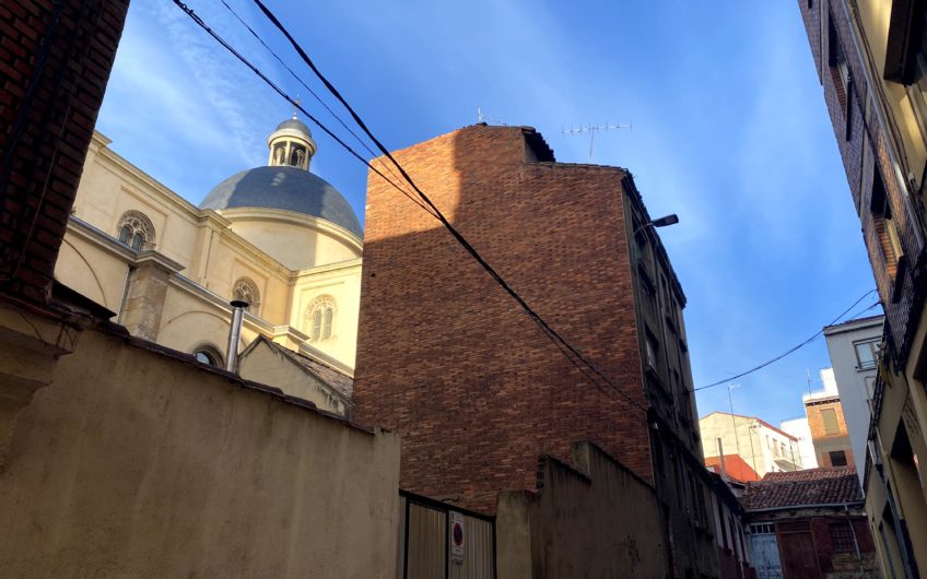 Edificio junto a la Avenida de Padre Isla