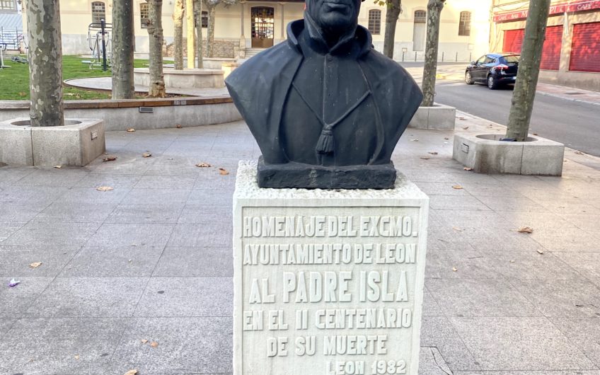 Edificio junto a la Avenida de Padre Isla