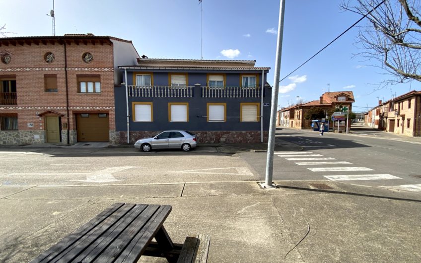 Edificio de dos plantas y garaje en Azadinos con rentabilidad desde el