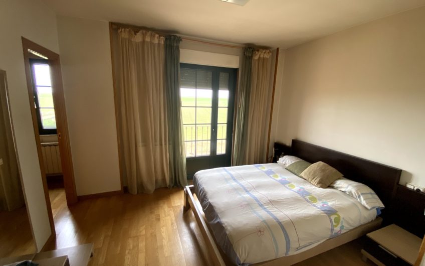 Chalet Pareado con jardín en Sahagún de Campos