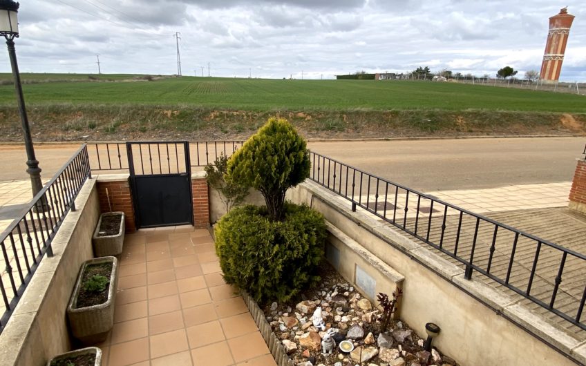 Chalet Pareado con jardín en Sahagún de Campos