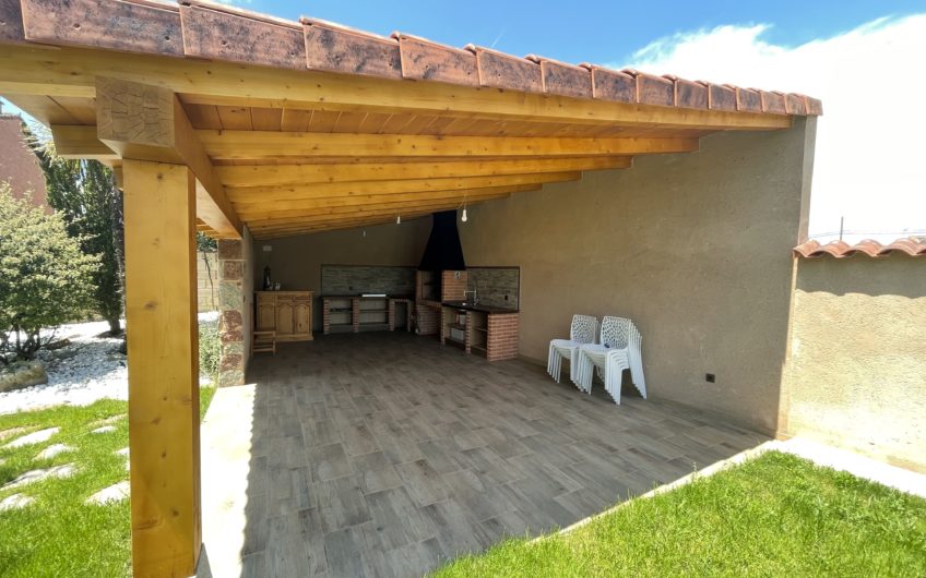 Chalet Individual con 1500 m2 de parcela y piscina privada en Carbajal de la Legua