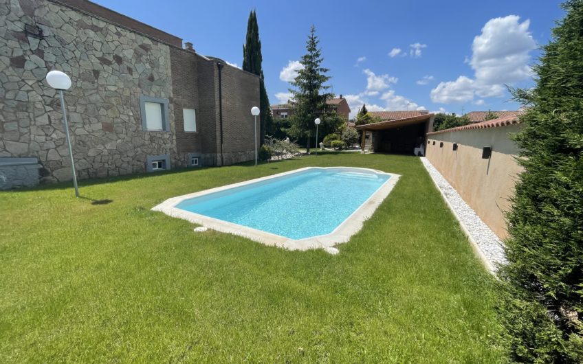 Chalet Individual con 1500 m2 de parcela y piscina privada en Carbajal de la Legua