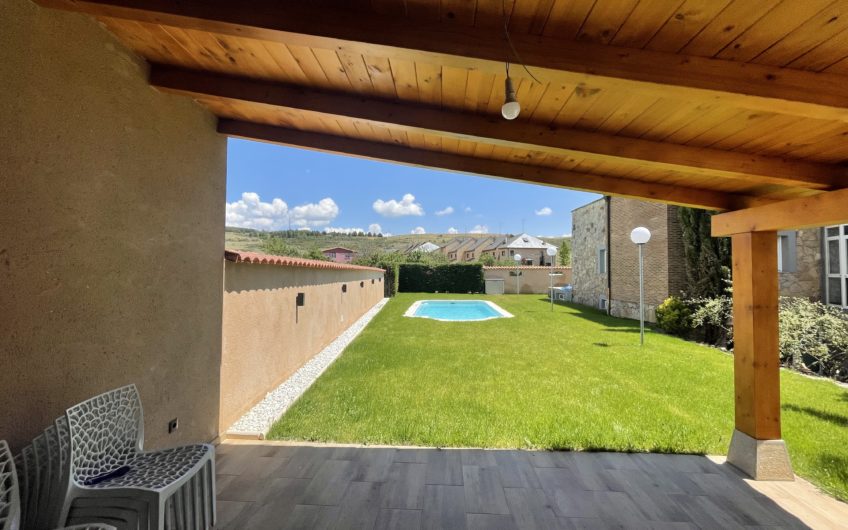 Chalet Individual con 1500 m2 de parcela y piscina privada en Carbajal de la Legua