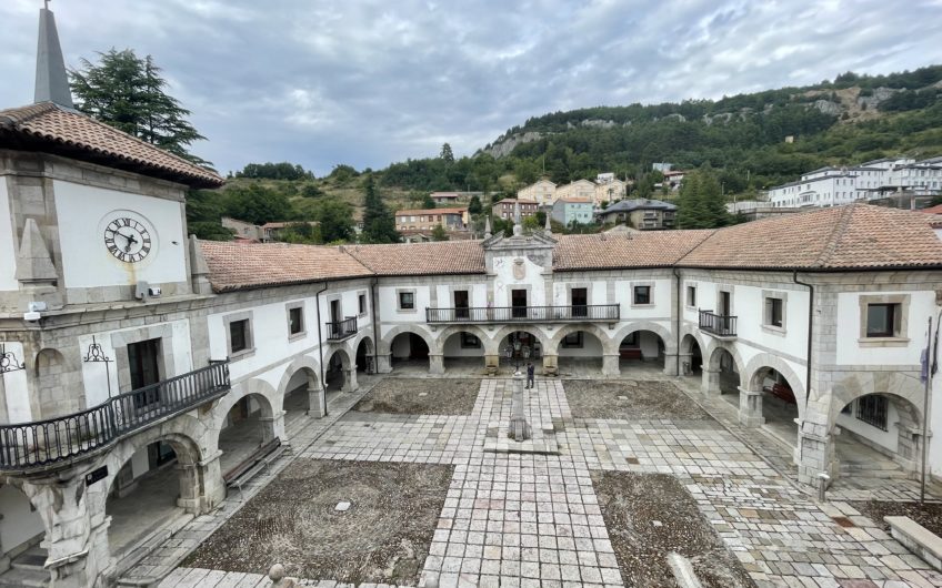 Amplio y Cuidado Piso en Pola de Gordón con dos plazas de garaje