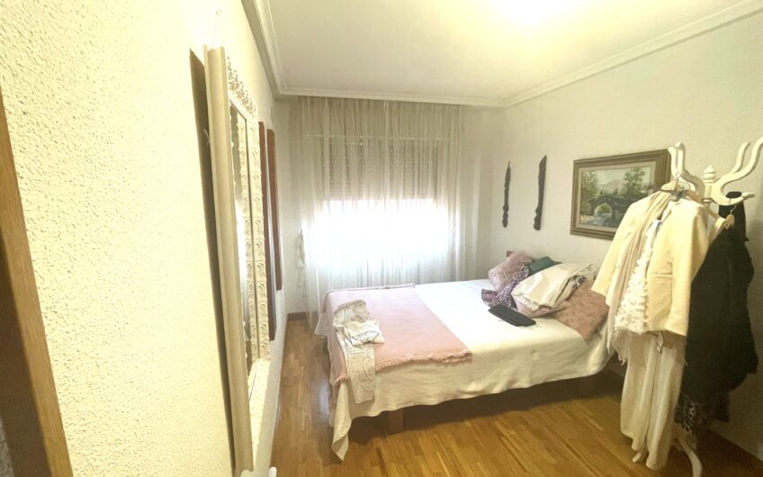Piso para entrar de Cuatro Dormitorios en el Centro