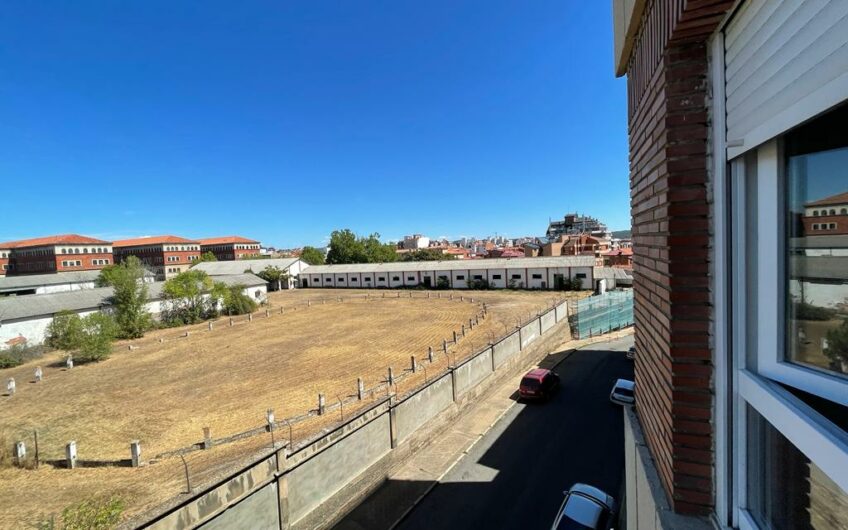 Piso para entrar en la avenida de Asturias junto colegios