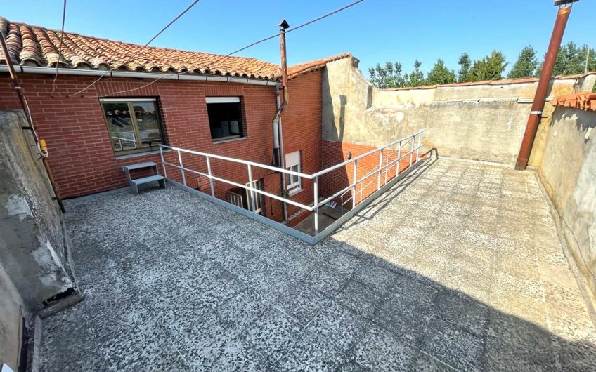 Casa  para entrar con Patio en Matalobos del Páramo
