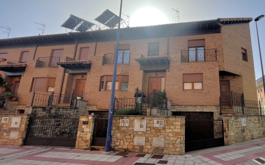 Chalet Unifamiliar Adosado Esquinero en el Barrio de La Sal