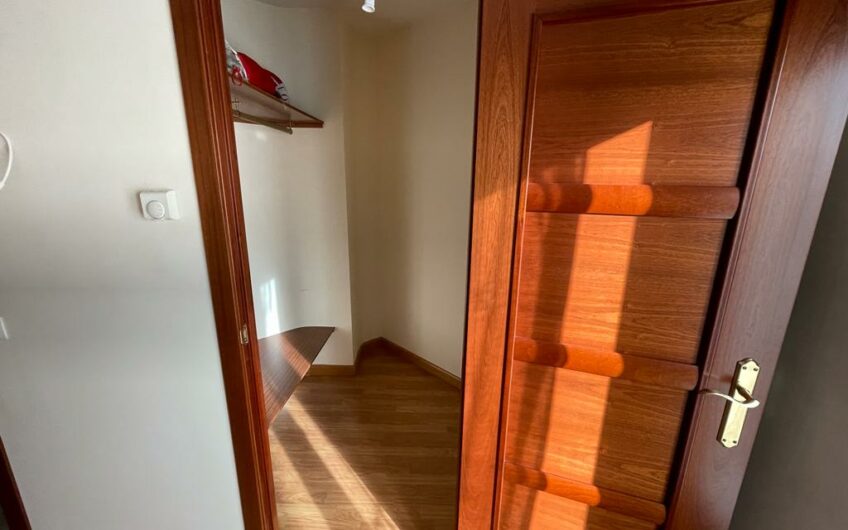 Chalet Unifamiliar Adosado Esquinero en el Barrio de La Sal
