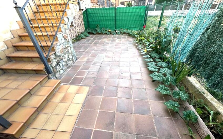 Chalet Unifamiliar Adosado Esquinero en el Barrio de La Sal