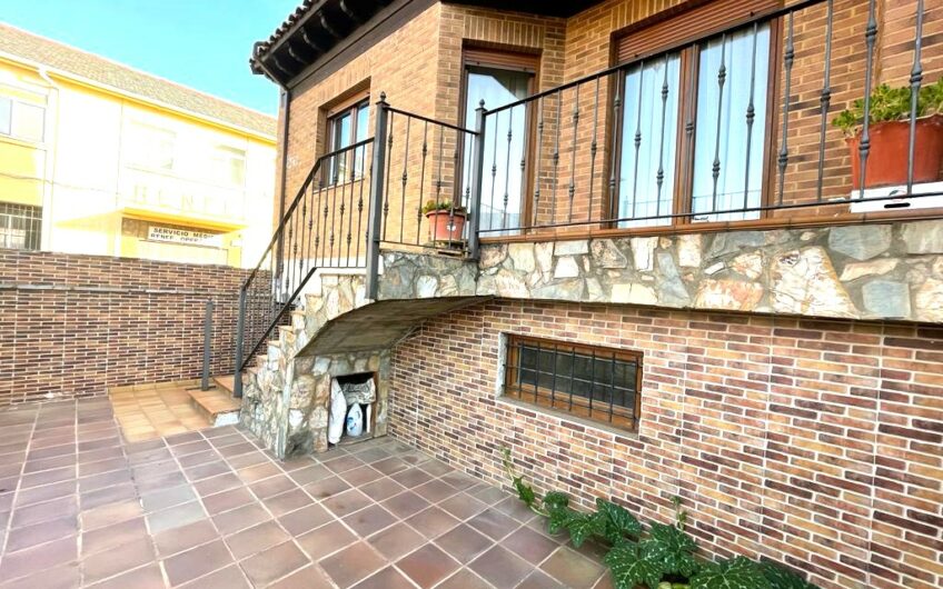 Chalet Unifamiliar Adosado Esquinero en el Barrio de La Sal
