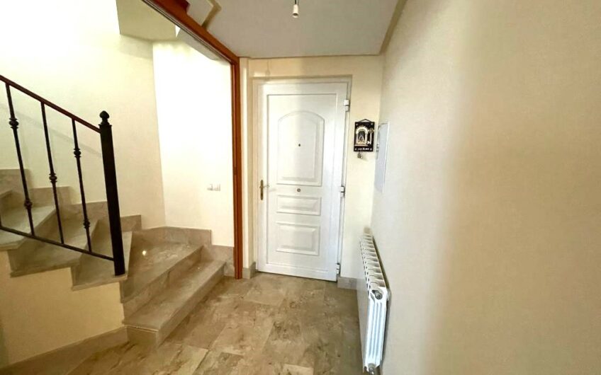 Chalet Unifamiliar Adosado Esquinero en el Barrio de La Sal