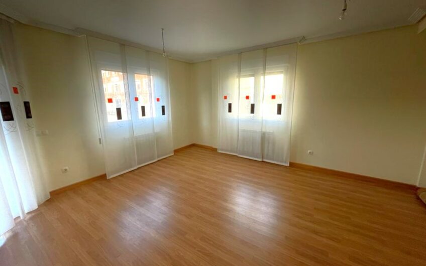 Chalet Unifamiliar Adosado Esquinero en el Barrio de La Sal