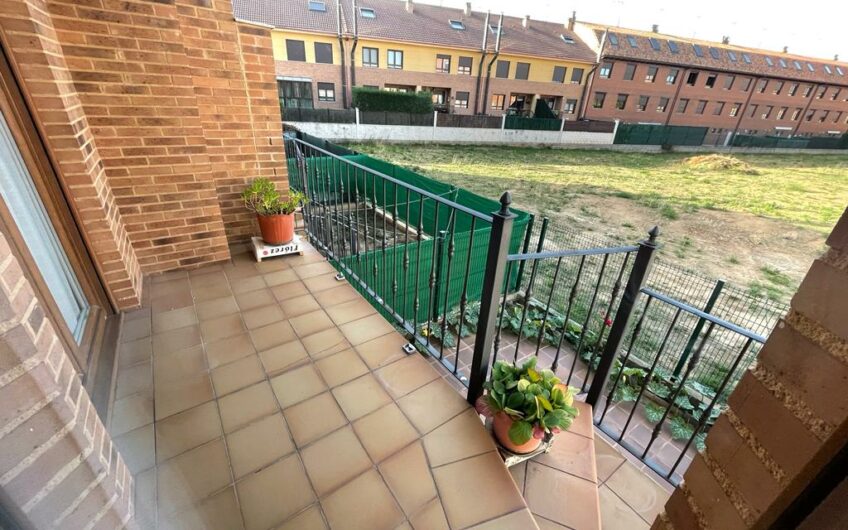Chalet Unifamiliar Adosado Esquinero en el Barrio de La Sal