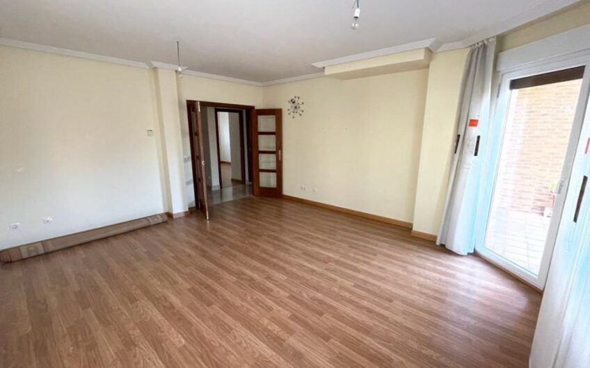 Chalet Unifamiliar Adosado Esquinero en el Barrio de La Sal