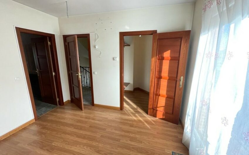 Chalet Unifamiliar Adosado Esquinero en el Barrio de La Sal