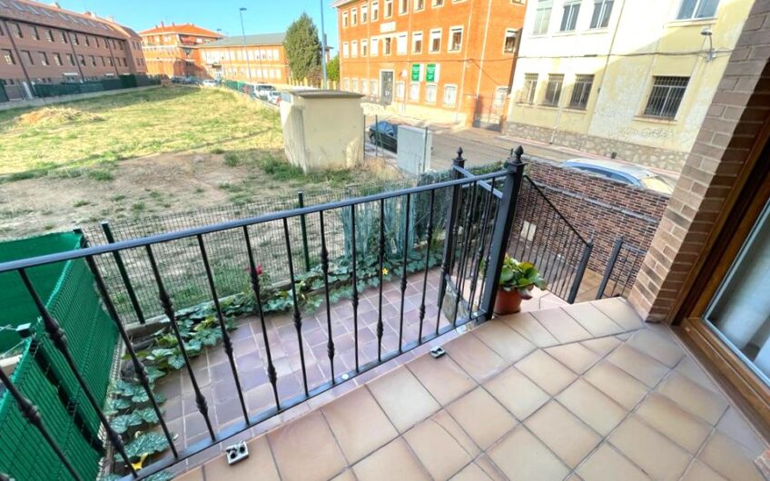 Chalet Unifamiliar Adosado Esquinero en el Barrio de La Sal