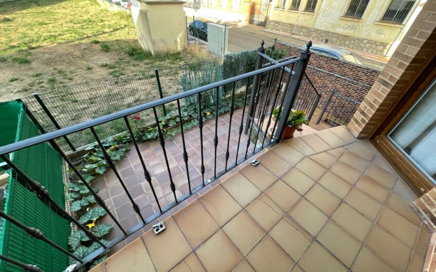 Chalet Unifamiliar Adosado Esquinero en el Barrio de La Sal
