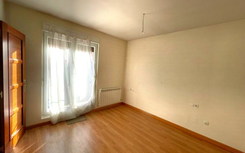 Chalet Unifamiliar Adosado Esquinero en el Barrio de La Sal
