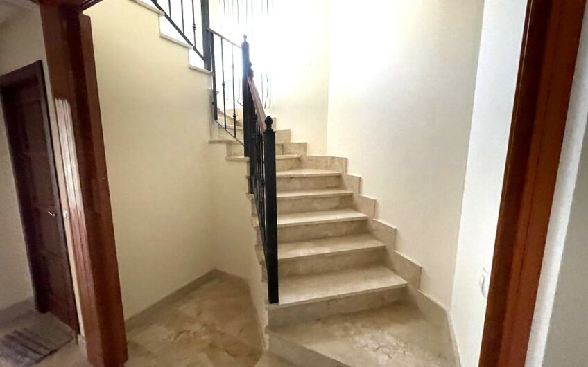 Chalet Unifamiliar Adosado Esquinero en el Barrio de La Sal