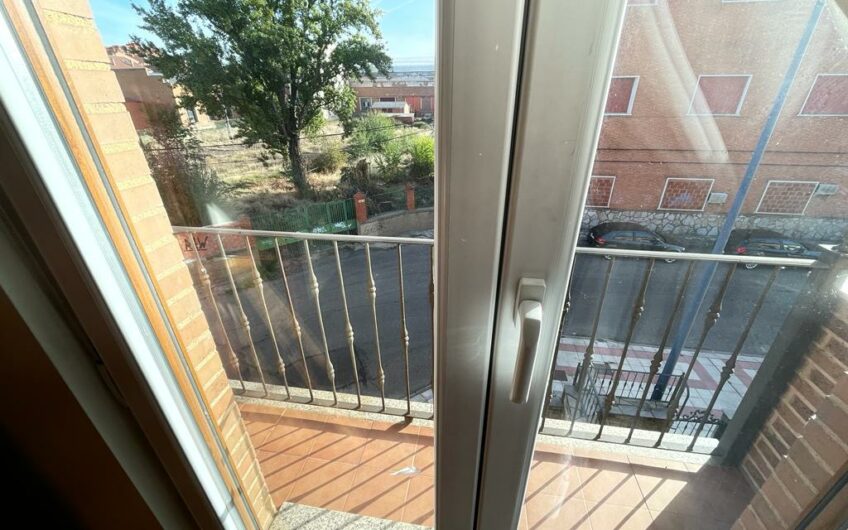 Chalet Unifamiliar Adosado Esquinero en el Barrio de La Sal