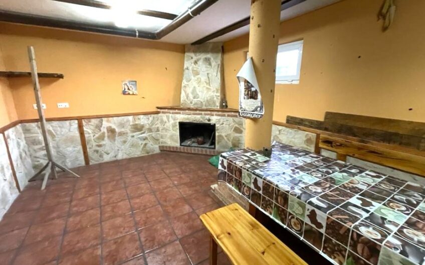 Chalet Unifamiliar Adosado Esquinero en el Barrio de La Sal