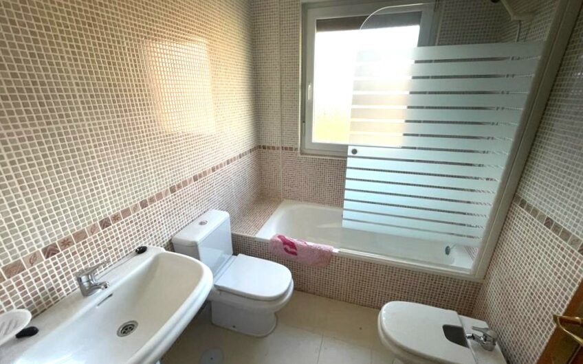 Chalet Unifamiliar Adosado Esquinero en el Barrio de La Sal