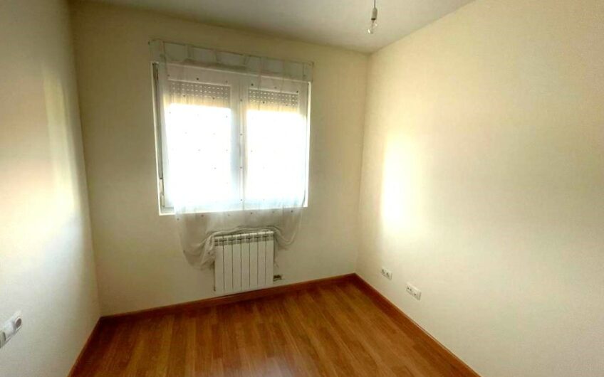 Chalet Unifamiliar Adosado Esquinero en el Barrio de La Sal