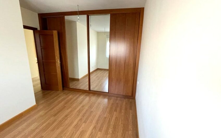 Chalet Unifamiliar Adosado Esquinero en el Barrio de La Sal