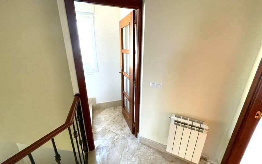 Chalet Unifamiliar Adosado Esquinero en el Barrio de La Sal
