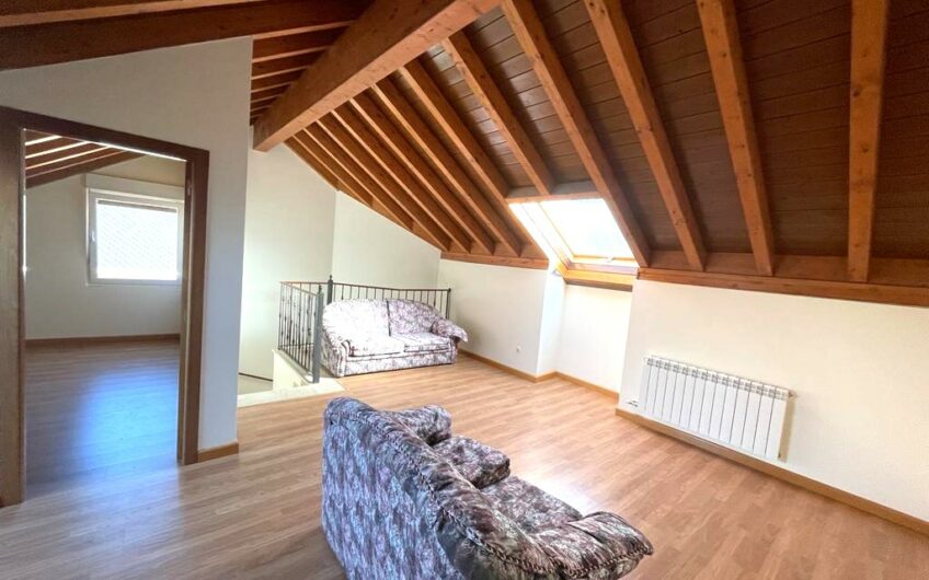 Chalet Unifamiliar Adosado Esquinero en el Barrio de La Sal