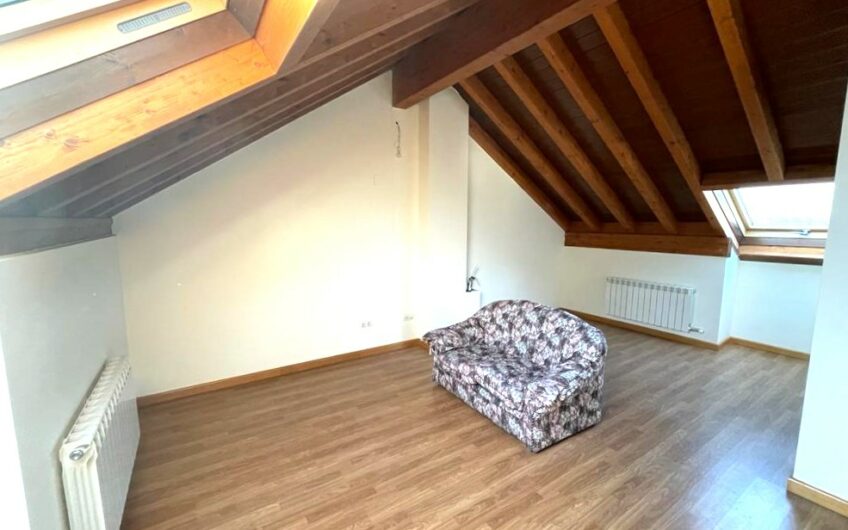 Chalet Unifamiliar Adosado Esquinero en el Barrio de La Sal