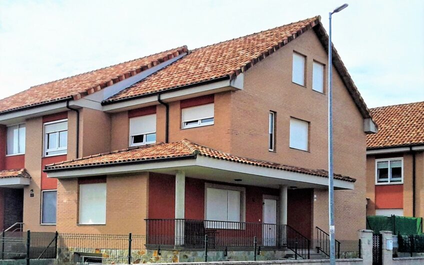 Chalet Esquinero en Urbanización Arroyo del Truébano
