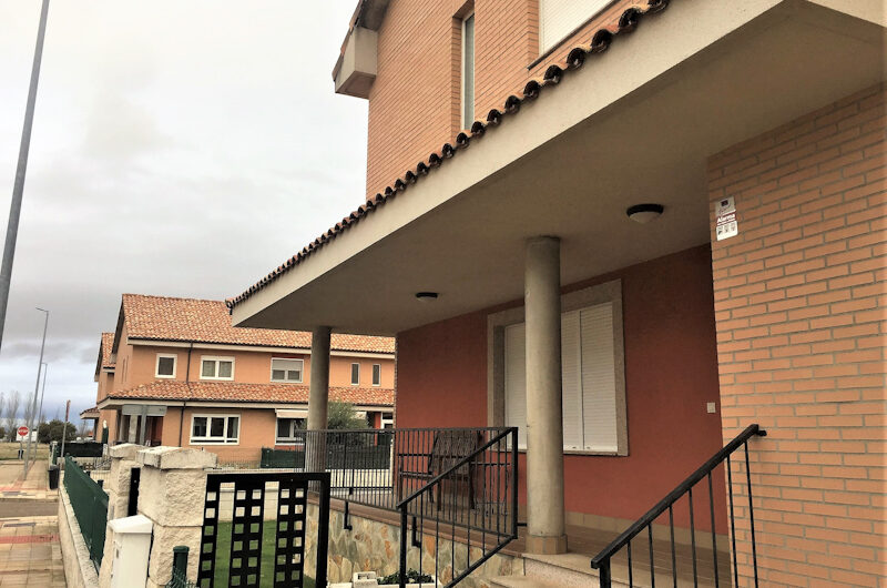 Chalet Esquinero en Urbanización Arroyo del Truébano