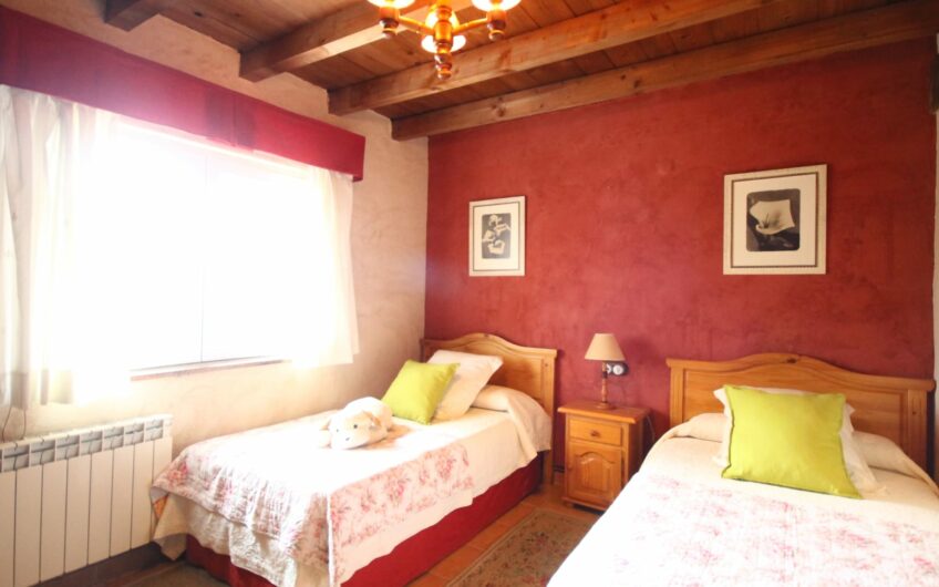 Casa Singular con Finca y Piscina en Trobajo del Camino
