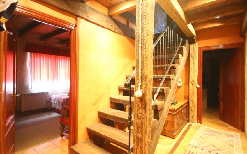 Casa Singular con Finca y Piscina en Trobajo del Camino