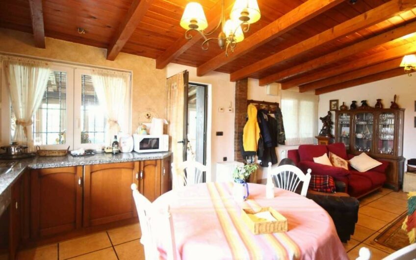 Casa Singular con Finca y Piscina en Trobajo del Camino