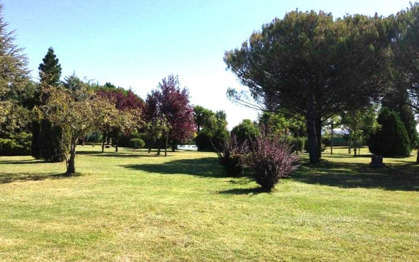 Casa Singular con Finca y Piscina en Trobajo del Camino