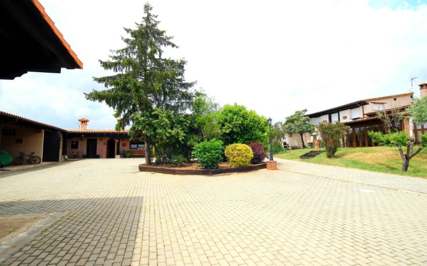 Casa Singular con Finca y Piscina en Trobajo del Camino