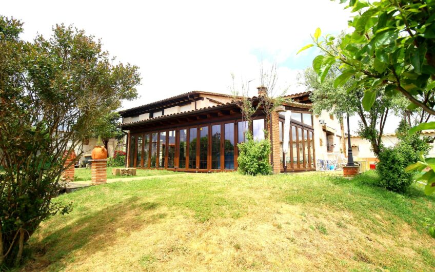 Casa Singular con Finca y Piscina en Trobajo del Camino