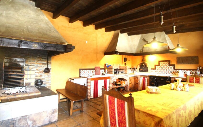 Casa Singular con Finca y Piscina en Trobajo del Camino